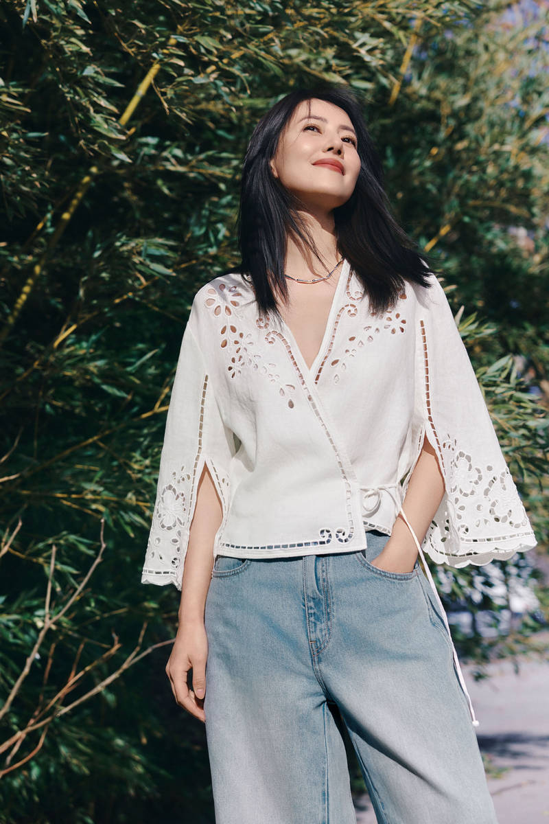 高圆圆拍春日氛围感美照！手举鲜花笑容明媚