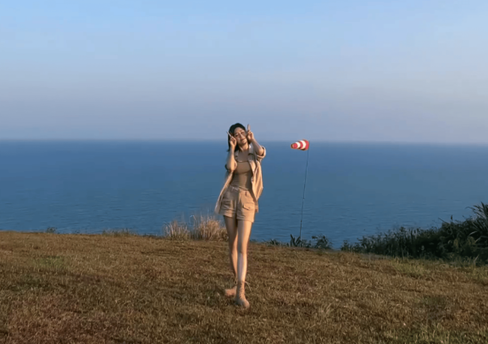 秦岚晒海边美照活力满满！穿超短裤秀美腿身材性感