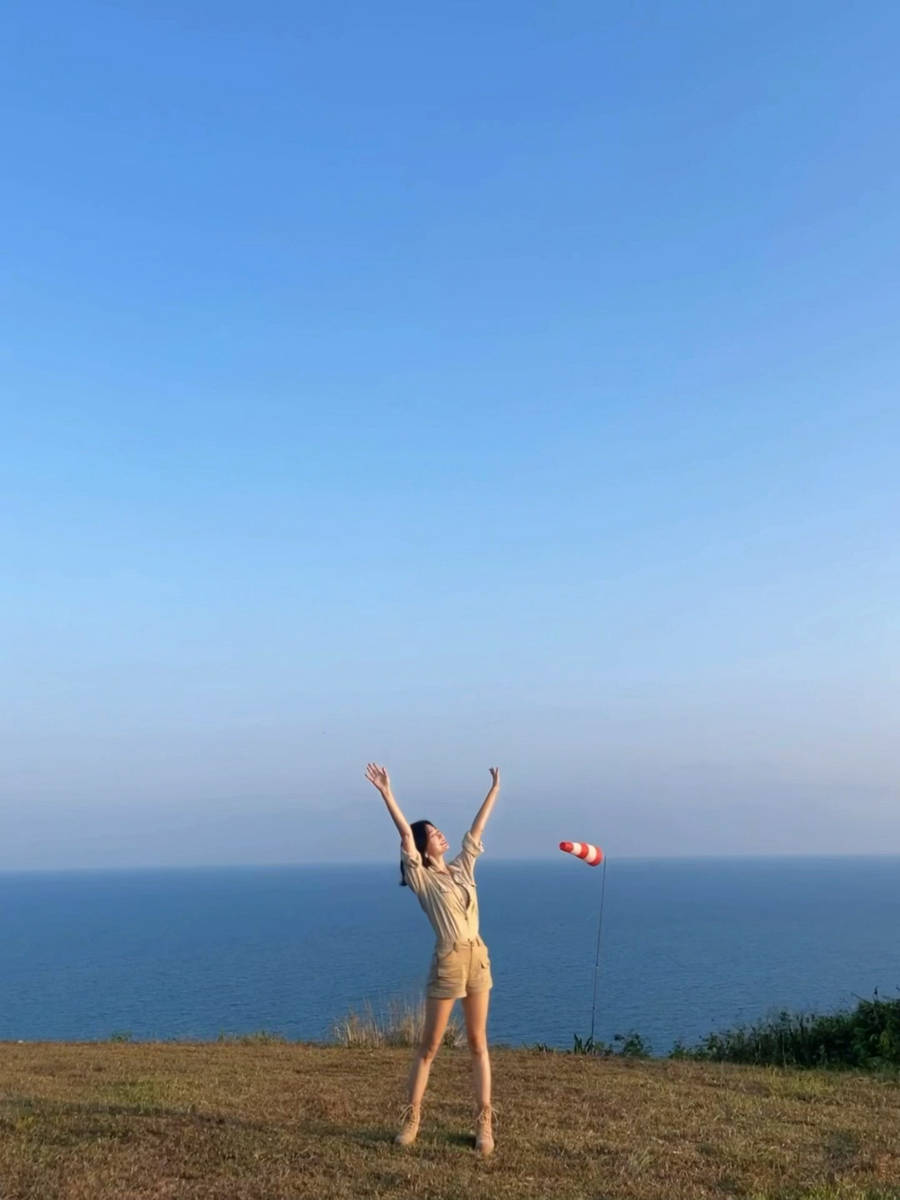 秦岚晒海边美照活力满满！穿超短裤秀美腿身材性感