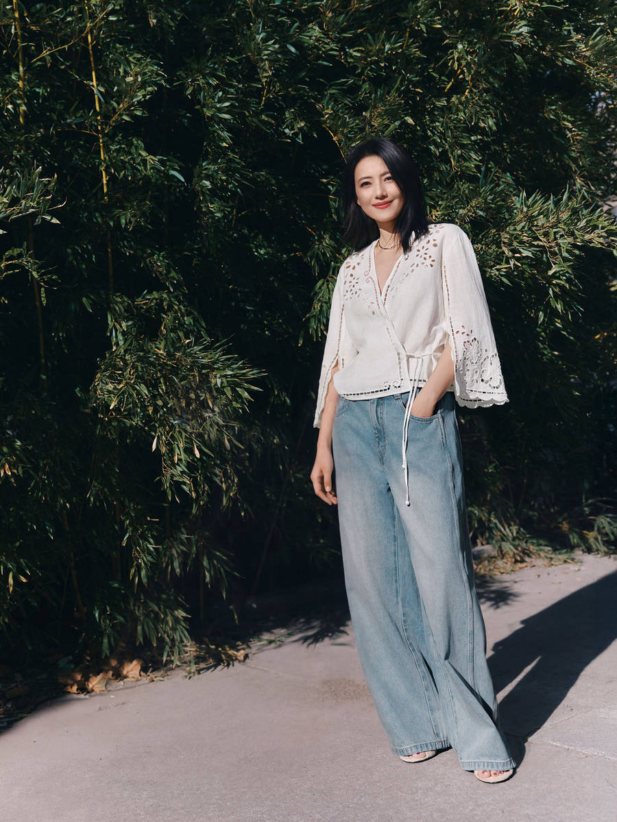 高圆圆拍春日氛围感美照！手举鲜花笑容明媚