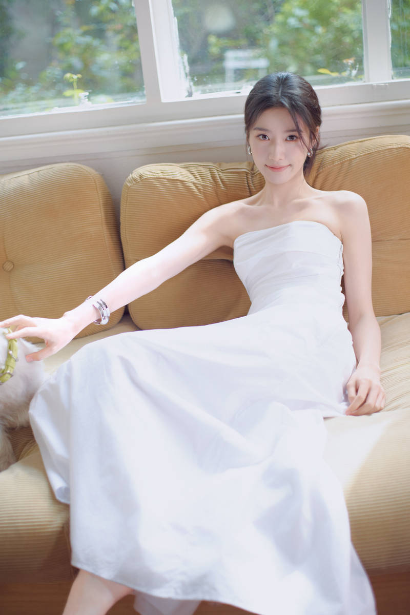 卢昱晓长发低挽优雅松弛 抹胸长裙尽显温柔仙气