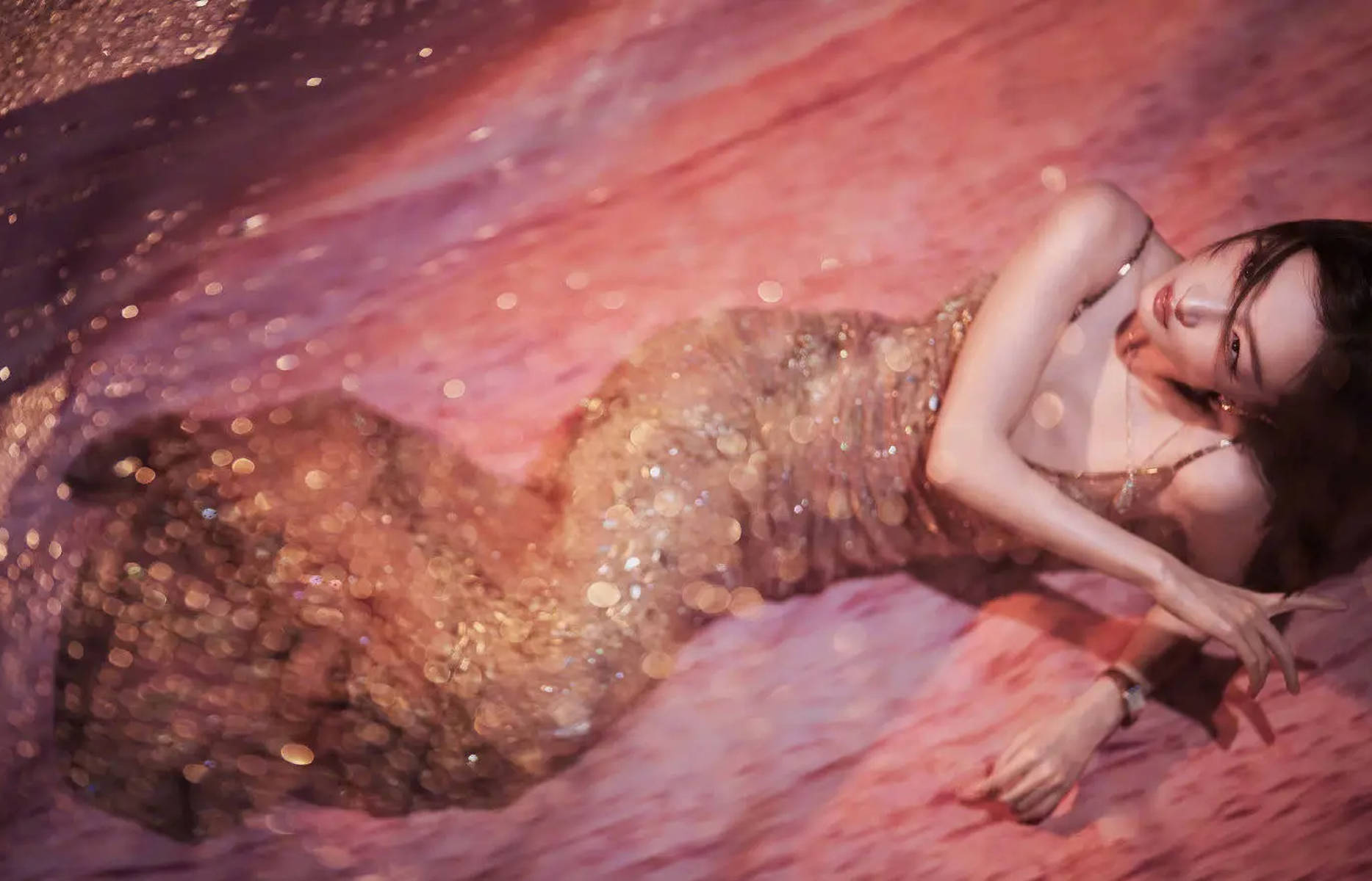 周冬雨穿亮片长裙神秘魅惑 轻撩发丝姿态慵懒娇柔