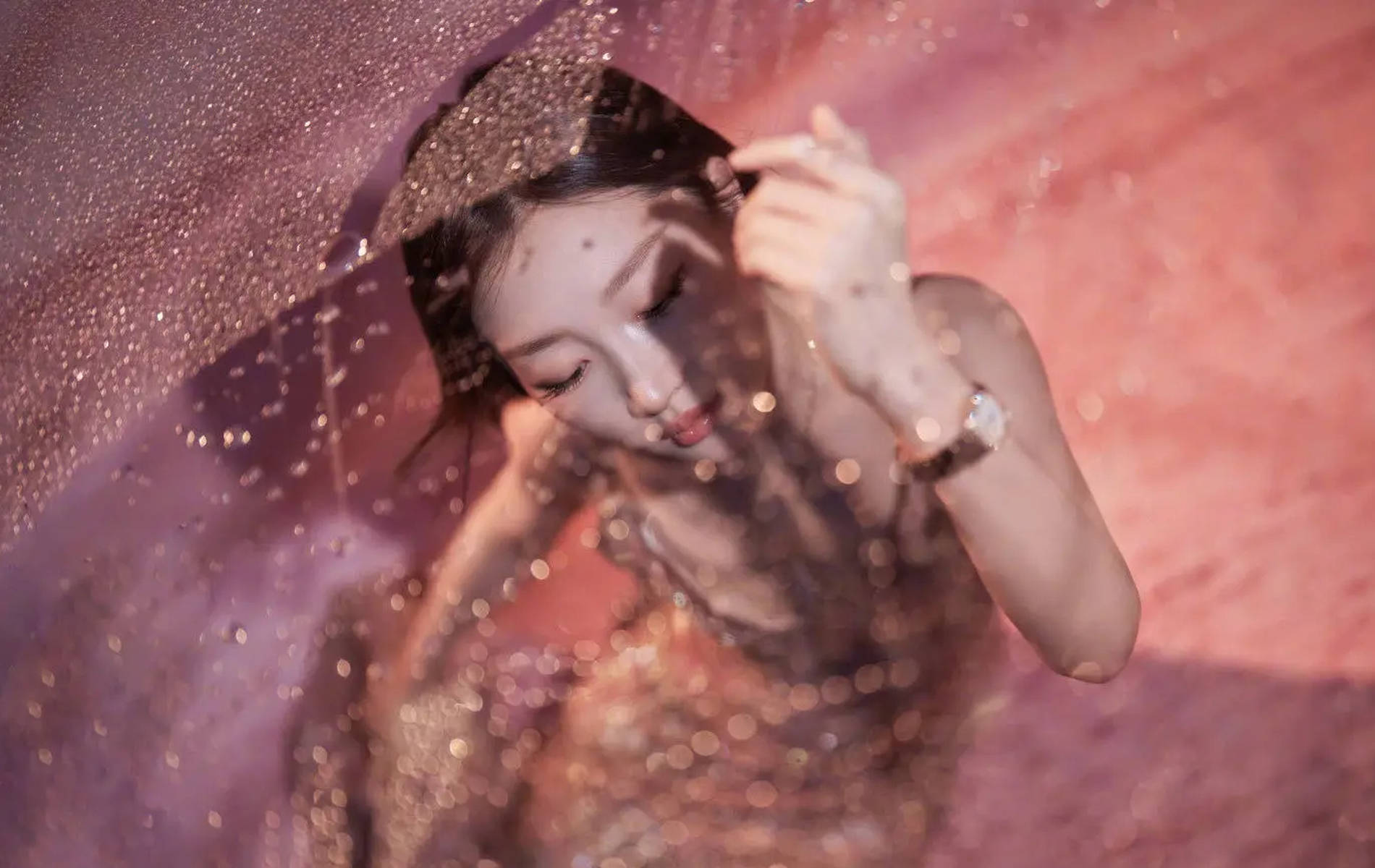 周冬雨穿亮片长裙神秘魅惑 轻撩发丝姿态慵懒娇柔