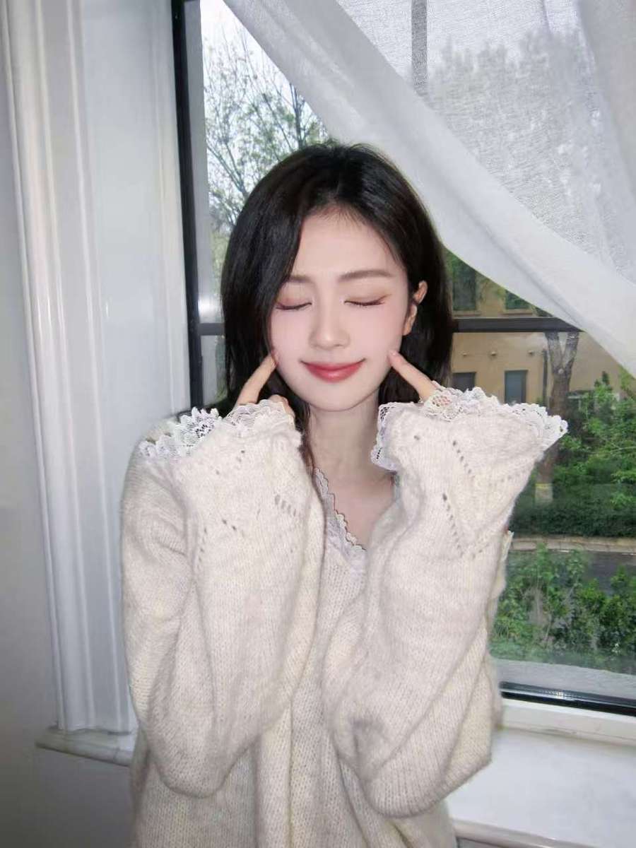 白鹿穿奶白蕾丝毛衣软萌居家 露肩设计甜而不腻