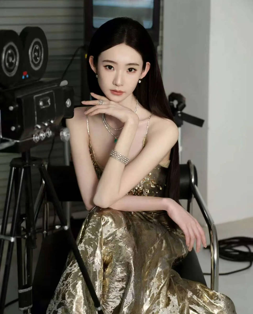 张艺凡穿金色长裙贵气冷艳 复古镜头展示动人曲线