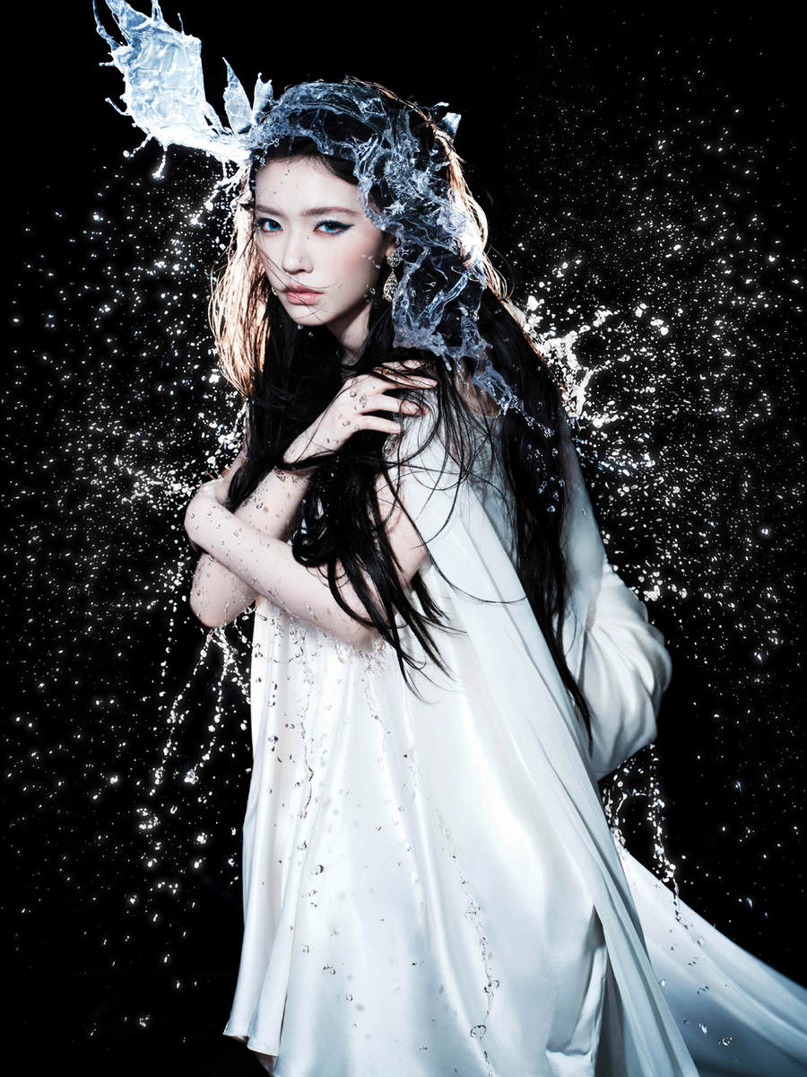 林允一袭白裙变身海底神女 侧颜绝美清冷感拉满