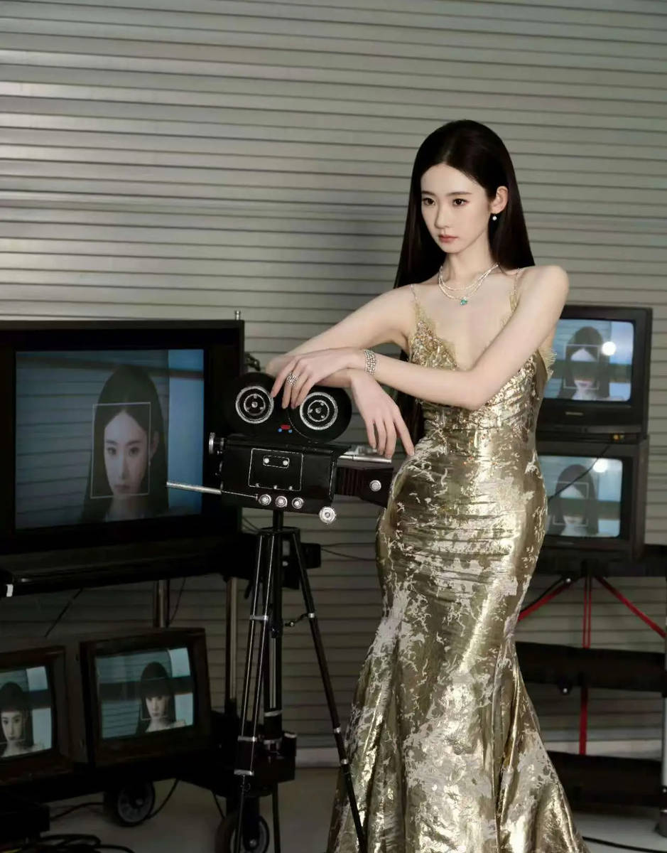 张艺凡穿金色长裙贵气冷艳 复古镜头展示动人曲线