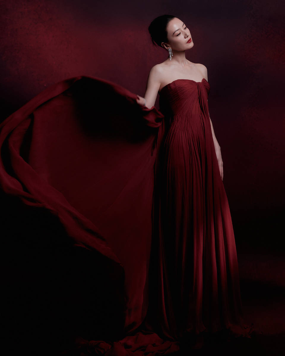 高圆圆穿红色抹胸裙 展露性感身材女神范儿十足