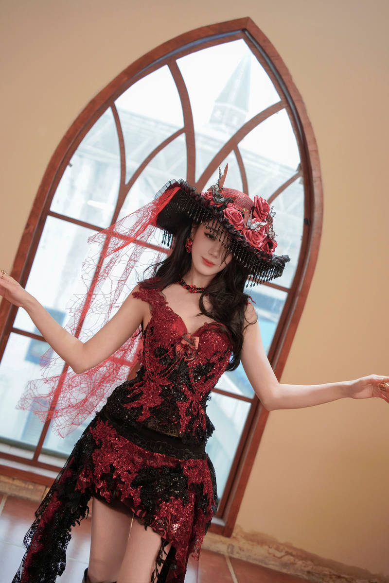 迪丽热巴化身红玫瑰风情万种！气质优雅魅力十足