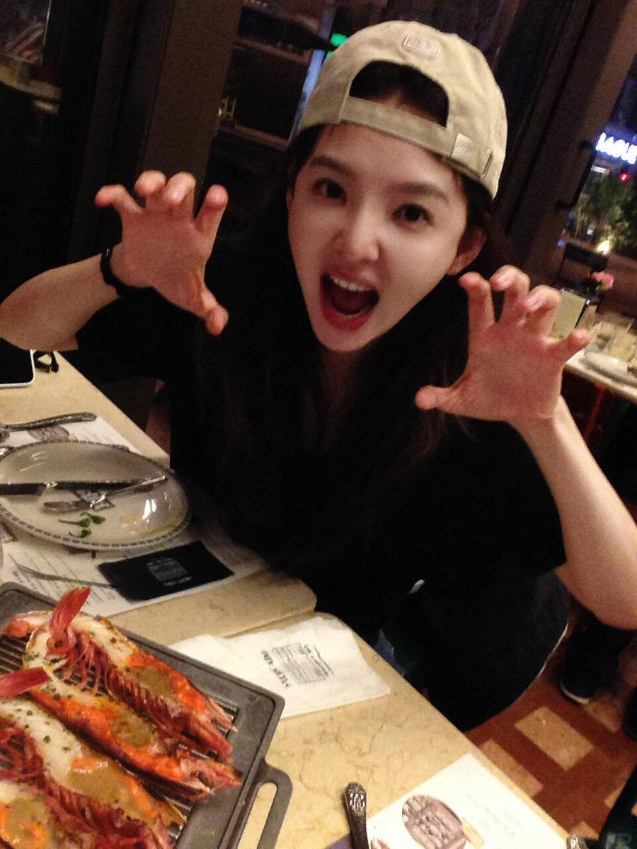 章若楠晒日常随拍灵动活泼 在美食前微笑娇憨可爱