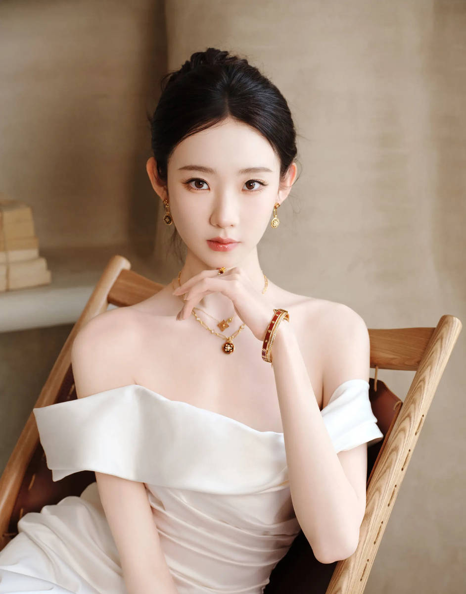 张艺凡身着白色抹胸缎面长裙 气质温婉大方