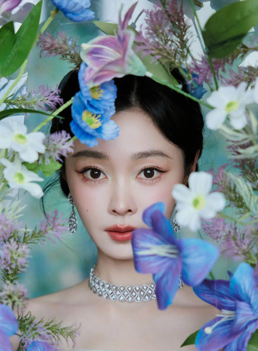宋轶穿抹胸白裙置身花海 宛如油画里走出的公主