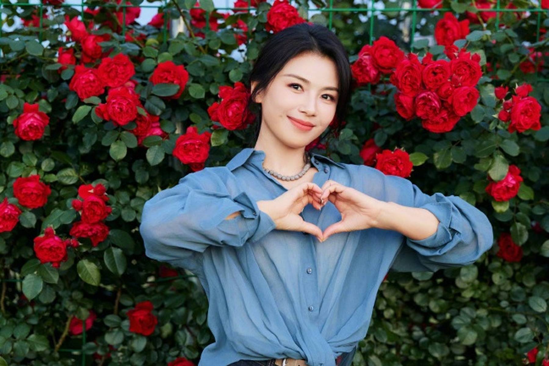 刘涛牛仔衬衫花墙大片 温婉大方尽显明丽气质