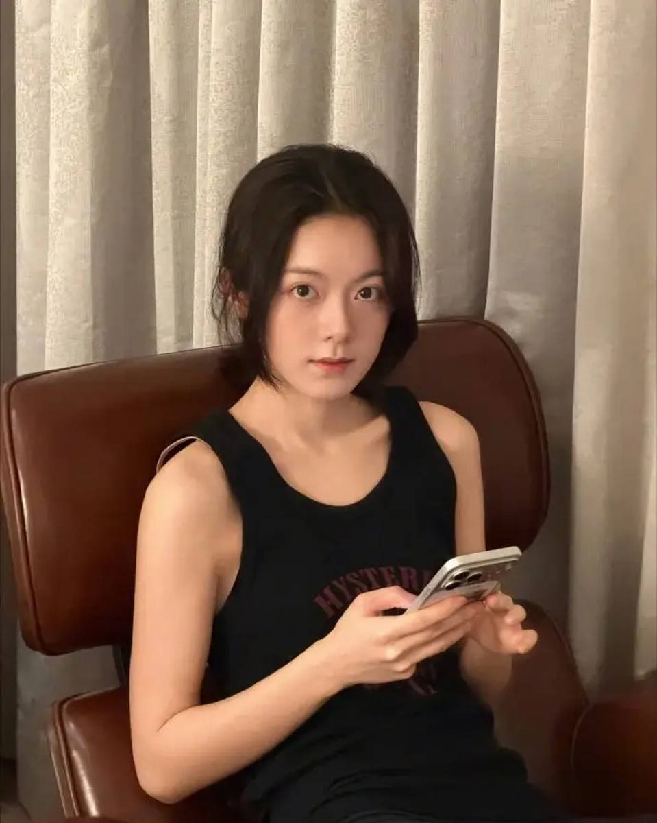 赵今麦晒夜晚骑行照身材纤细 素颜满脸胶原蛋白