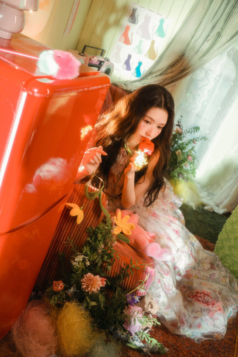 王玉雯穿碎花纱裙柔美梦幻 俏皮可爱尽显少女气息