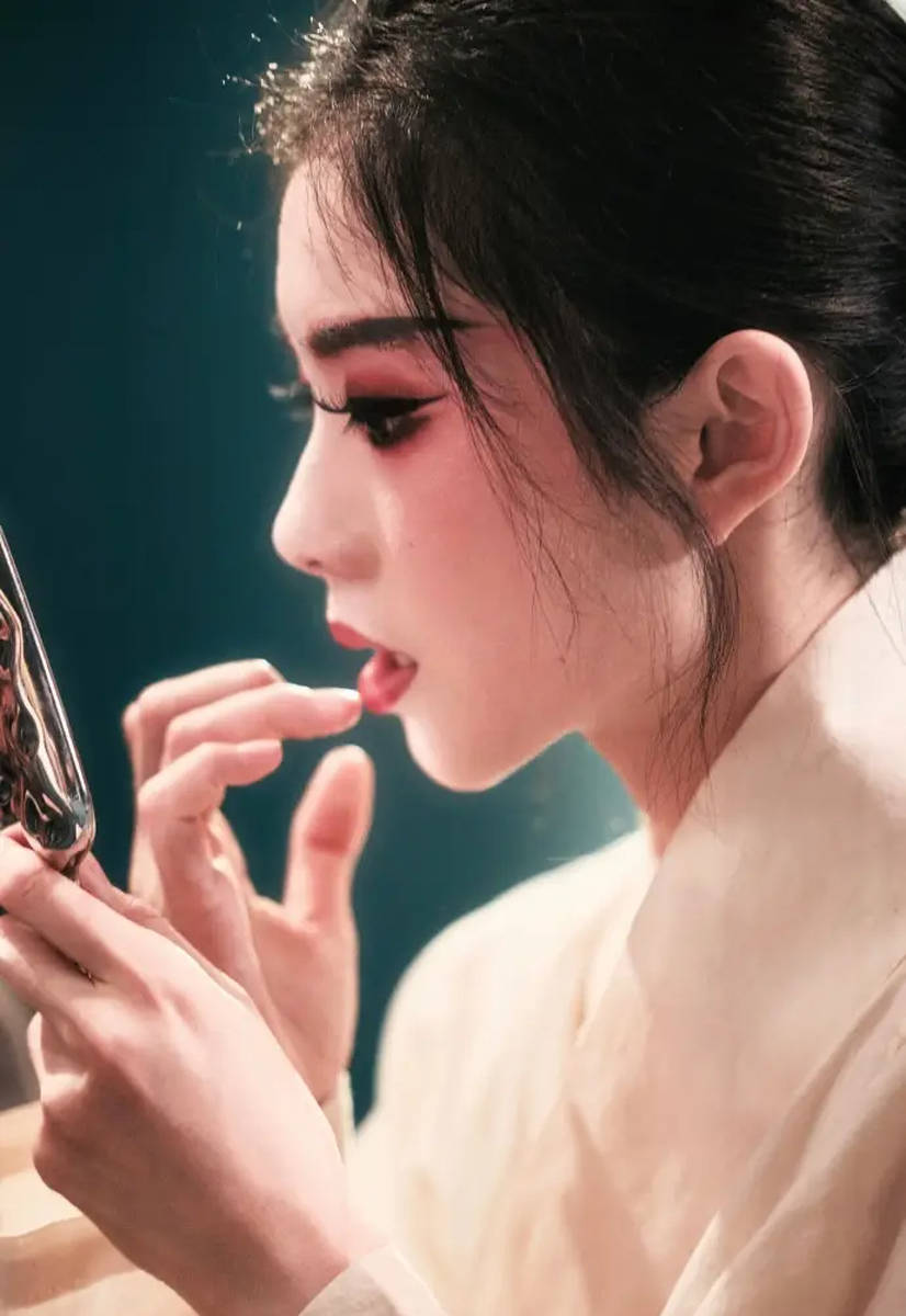 刘浩存对镜梳妆身段纤细苗条 穿练功服大气典雅