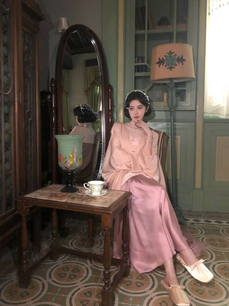 鞠婧祎穿缎面裙配珍珠发冠 温柔贵气化身民国美人