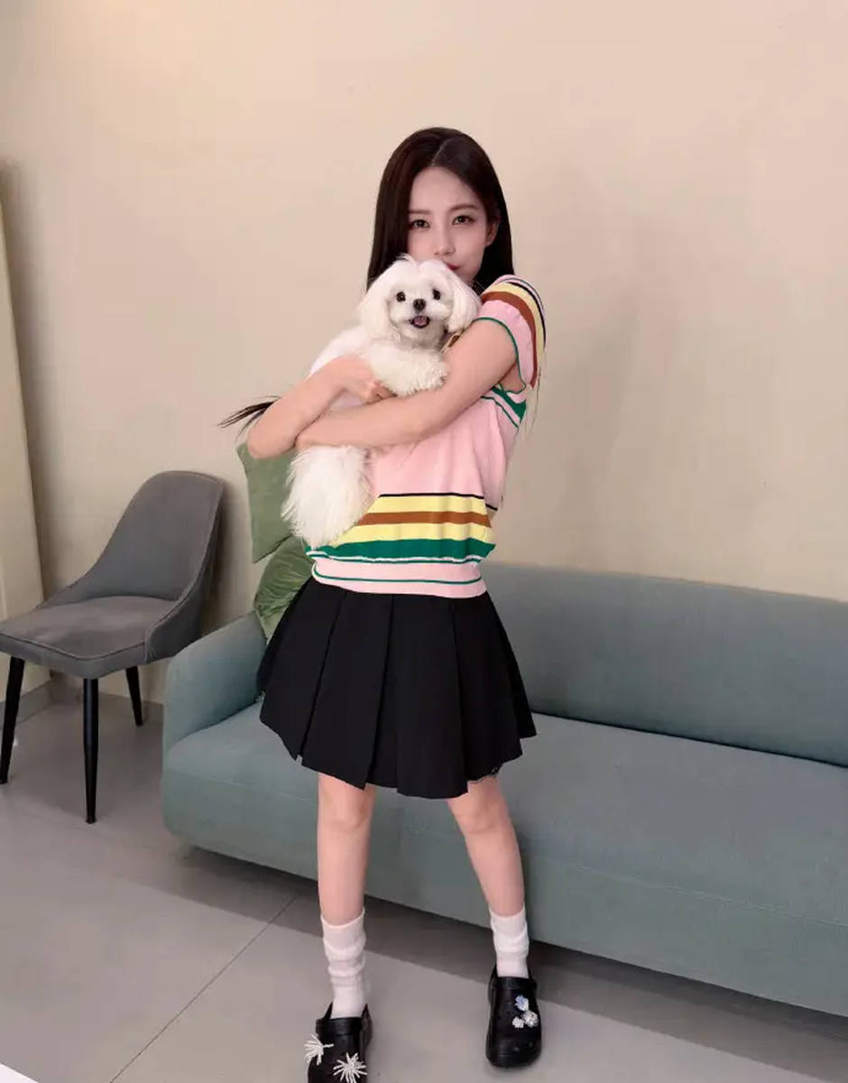 李一桐身穿彩色T恤配黑色短裙 怀抱小狗甜美可爱