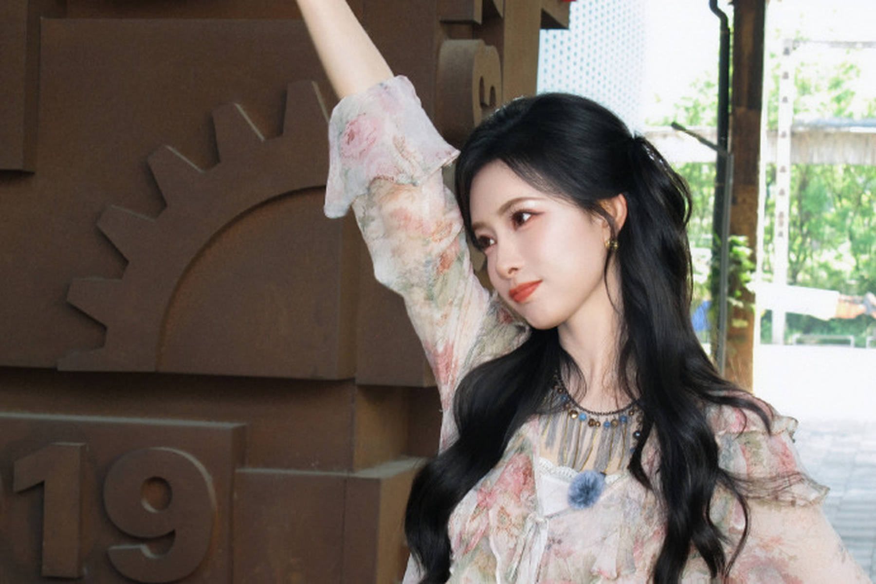 孟子义穿碎花衬衫配牛仔短裙 与墙绘合照甜美俏皮
