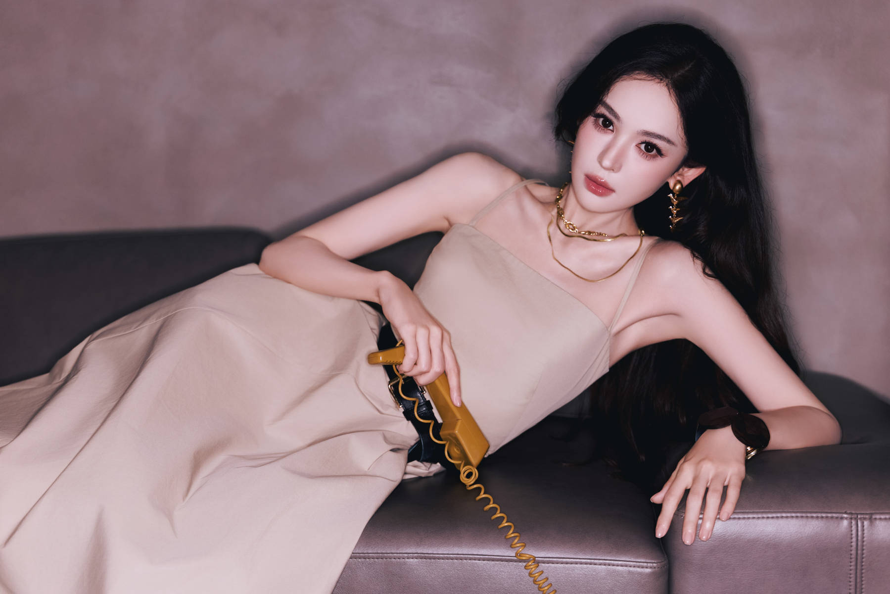 古力娜扎最新写真大片释出！浓颜美貌极具冲击力