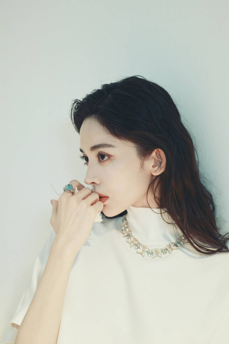 娜扎杂志大片花絮曝光 湿发造型清凉性感魅力十足