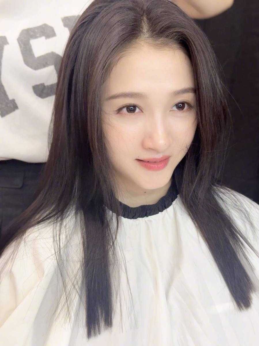 关晓彤晒理发随拍照 对着镜头开心比耶元气满满