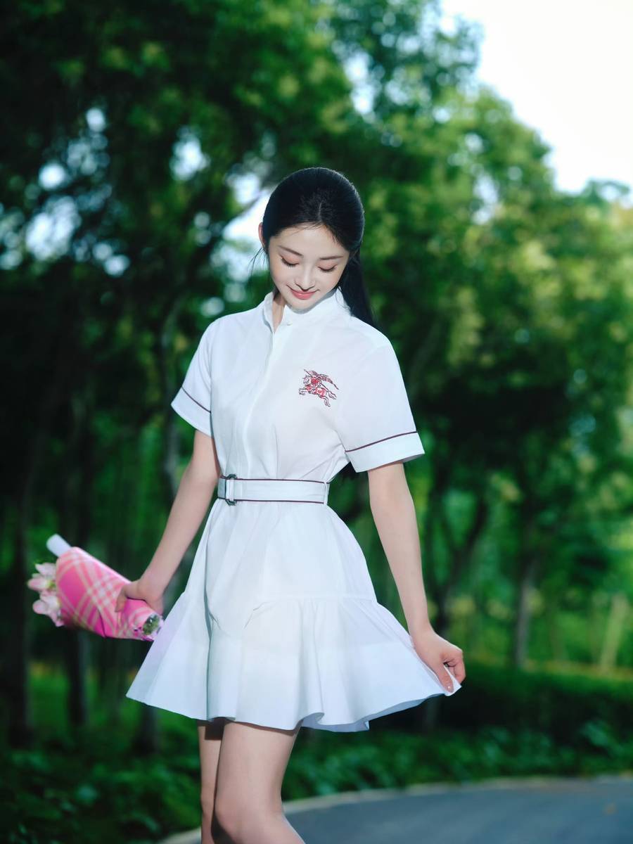 周洁琼穿白连衣裙置身林间 清新灵动充满少女气息