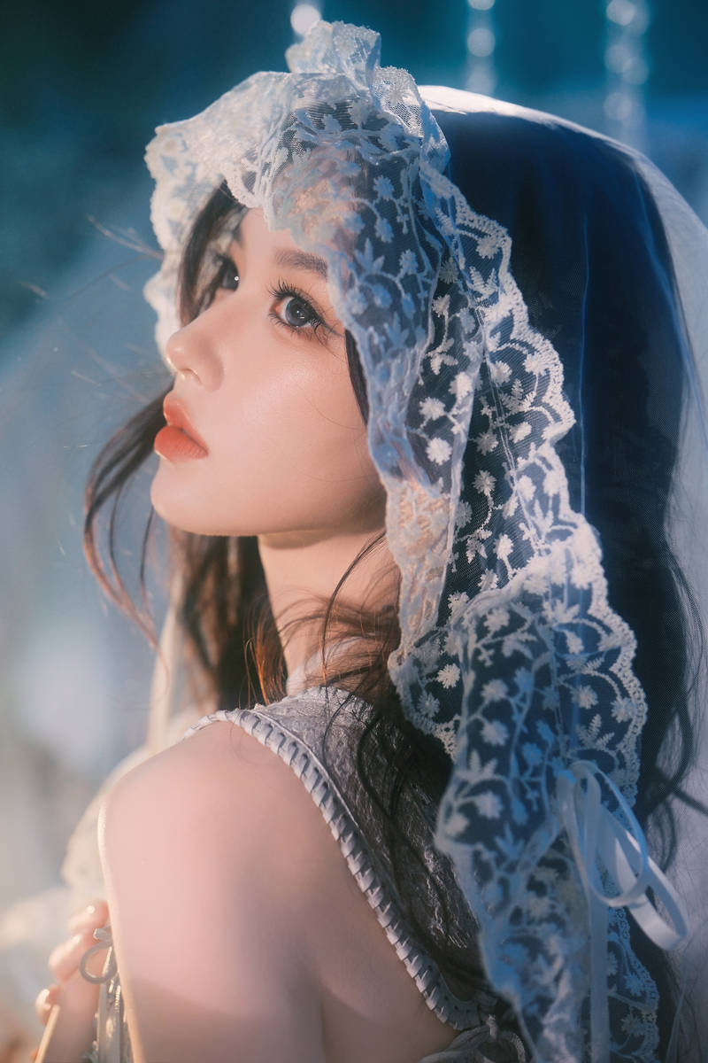 程潇穿白纱裙气质清冷神秘 垂眸浅笑好似神女降临