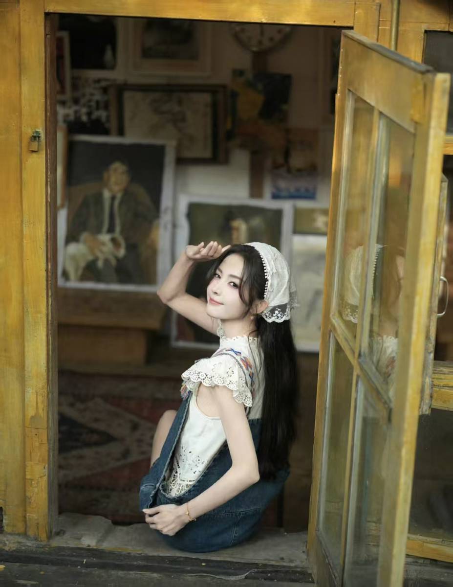 娜扎穿蕾丝上衣配背带裤 清甜灵动田园氛围感拉满