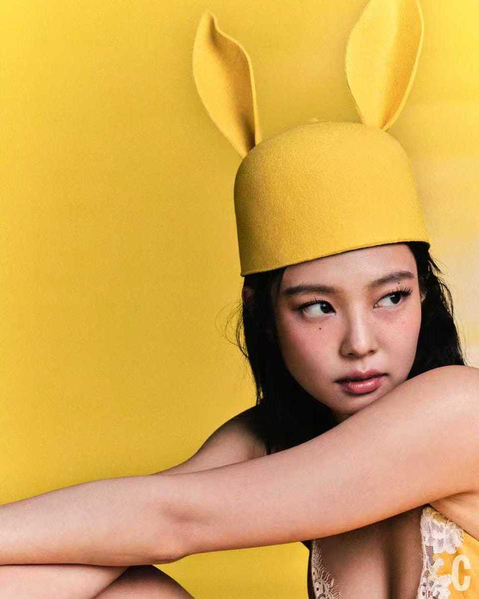 Jennie穿粉色缎面短款套装 甜酷鲜活魅力出众