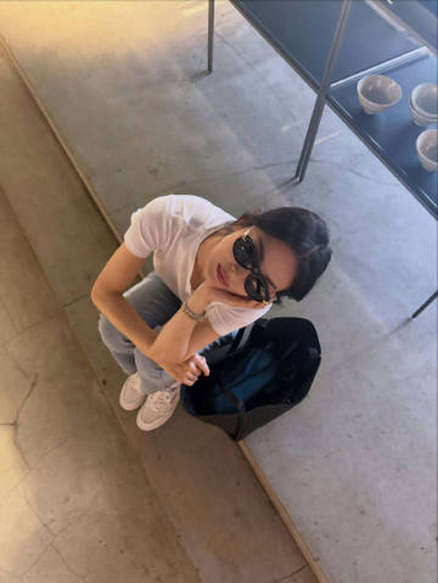 宋慧乔白T配牛仔裤轻松自在 歪头嘟嘴尽显灵动肆意