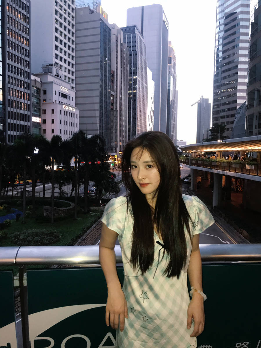 沈月穿格纹连衣裙城市游玩 元气灵动少女感十足