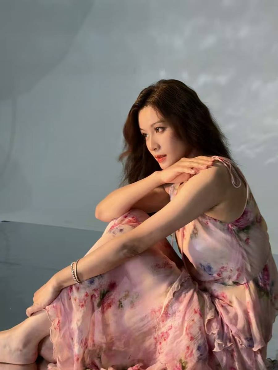 叶一茜穿粉色碎花吊带长裙 柔婉慵懒氛围感十足