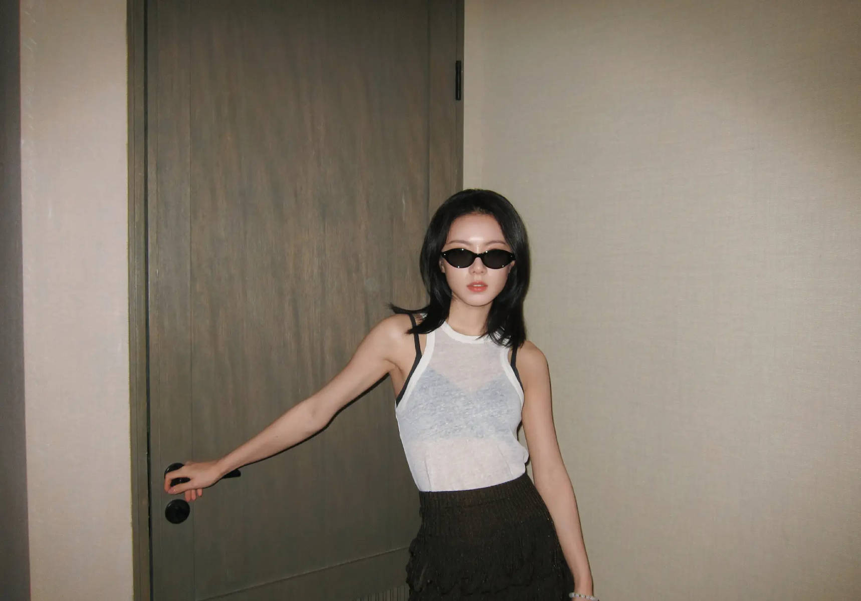 赵今麦穿黑色吊带搭配墨镜 又甜又辣化身酷飒女孩