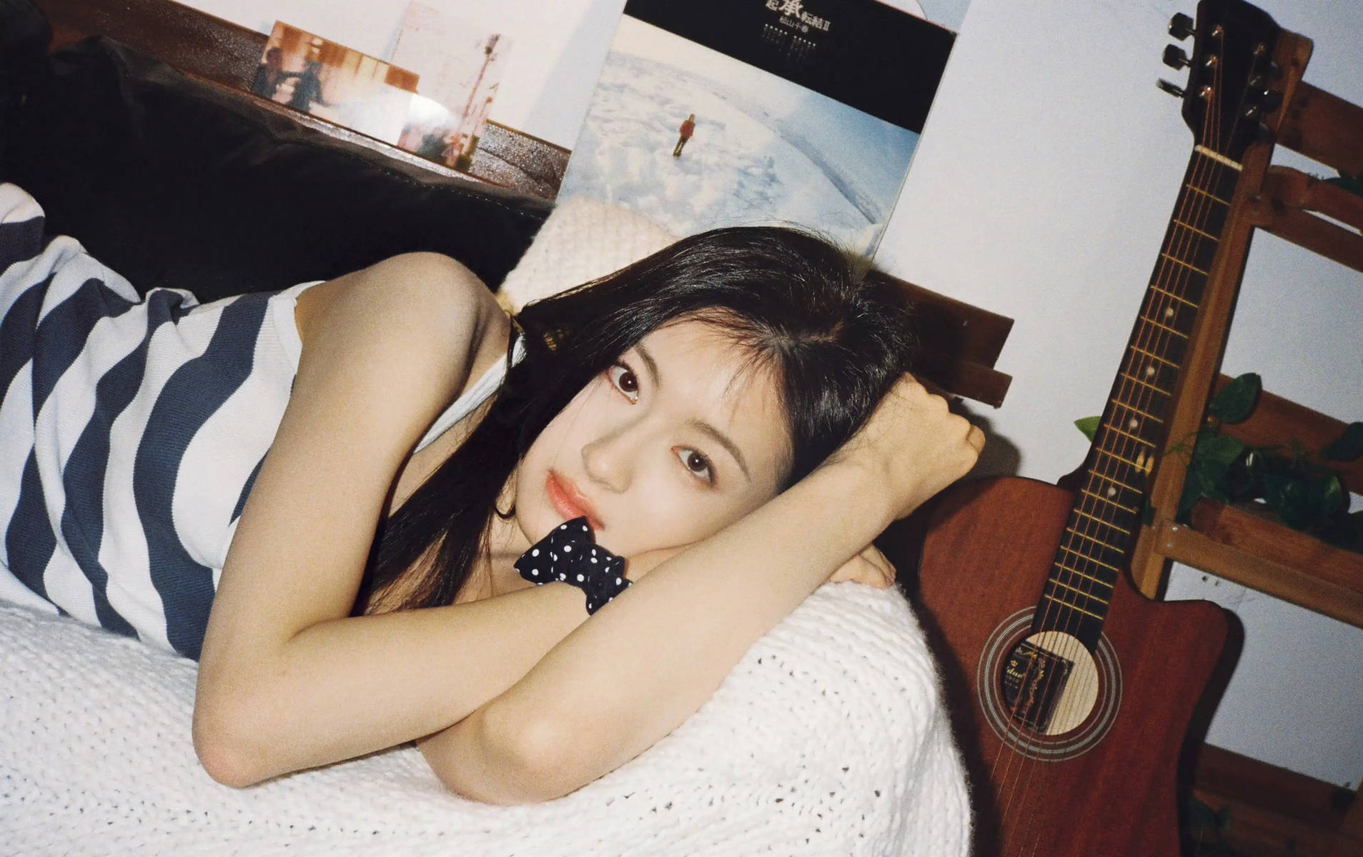 李兰迪穿条纹背心身材窈窕 回眸甜笑化身元气少女
