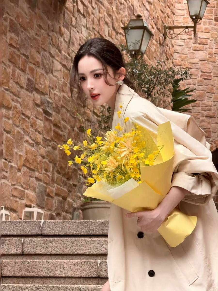 古力娜扎穿风衣又美又飒 尽显优雅贵气复古氛围感