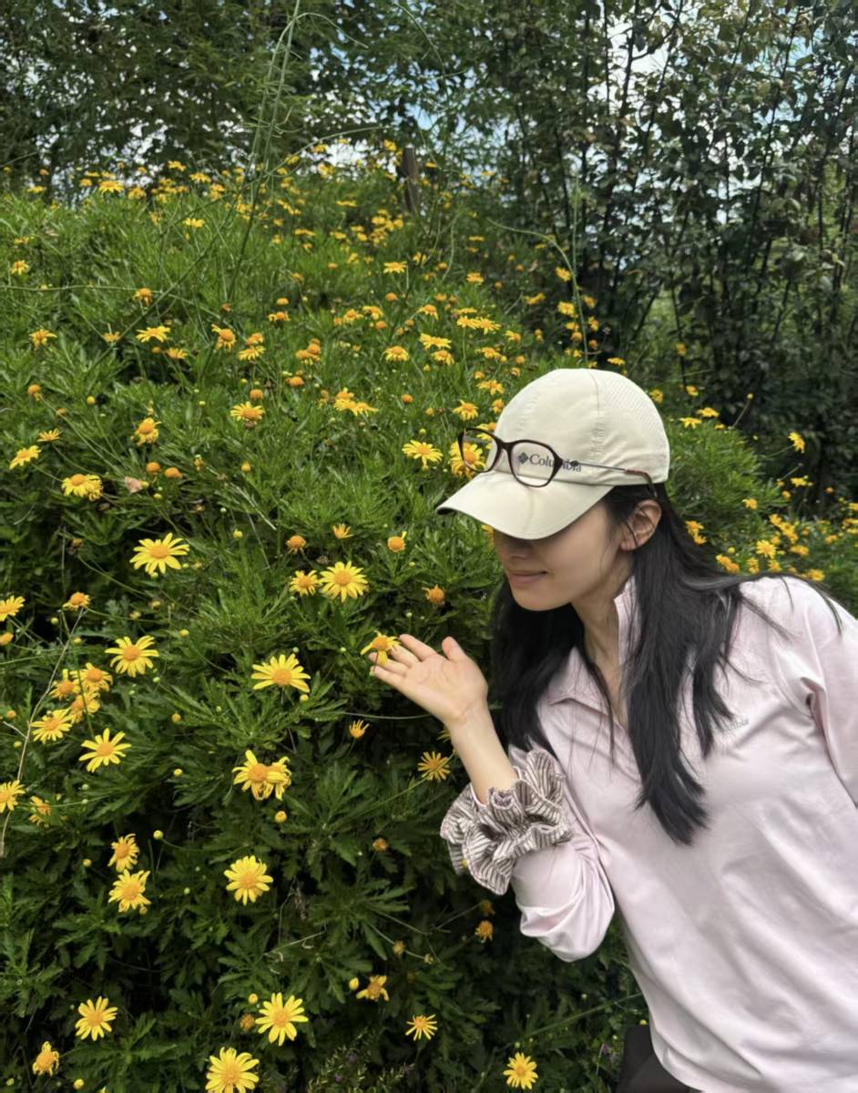 张婧仪穿浅粉休闲装山林出游 素颜出镜清新又治愈