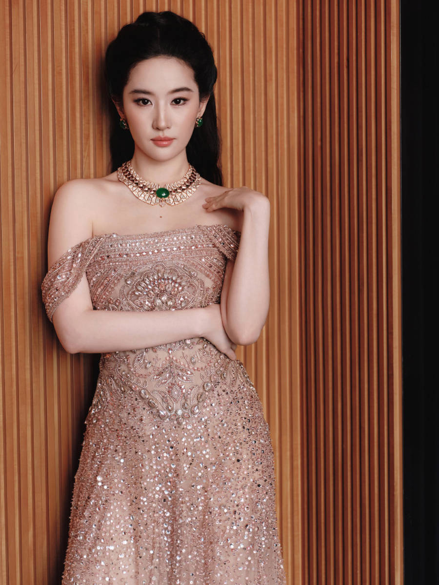 刘亦菲穿抹胸裙气质靓丽 侧躺沙发上勾勒纤细美腿