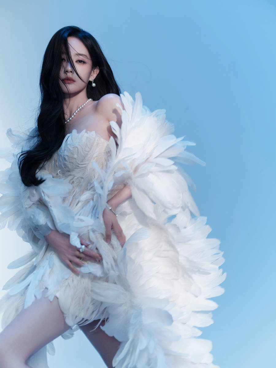 李一桐穿羽毛抹胸短裙性感魅惑 回眸微笑慵懒大方