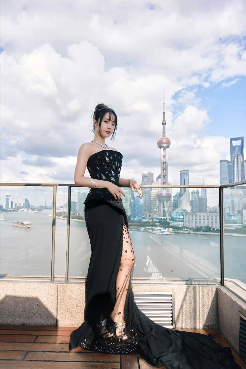 蔡依林身穿黑抹胸裙纤细大方 颈间戴红钻璀璨夺目