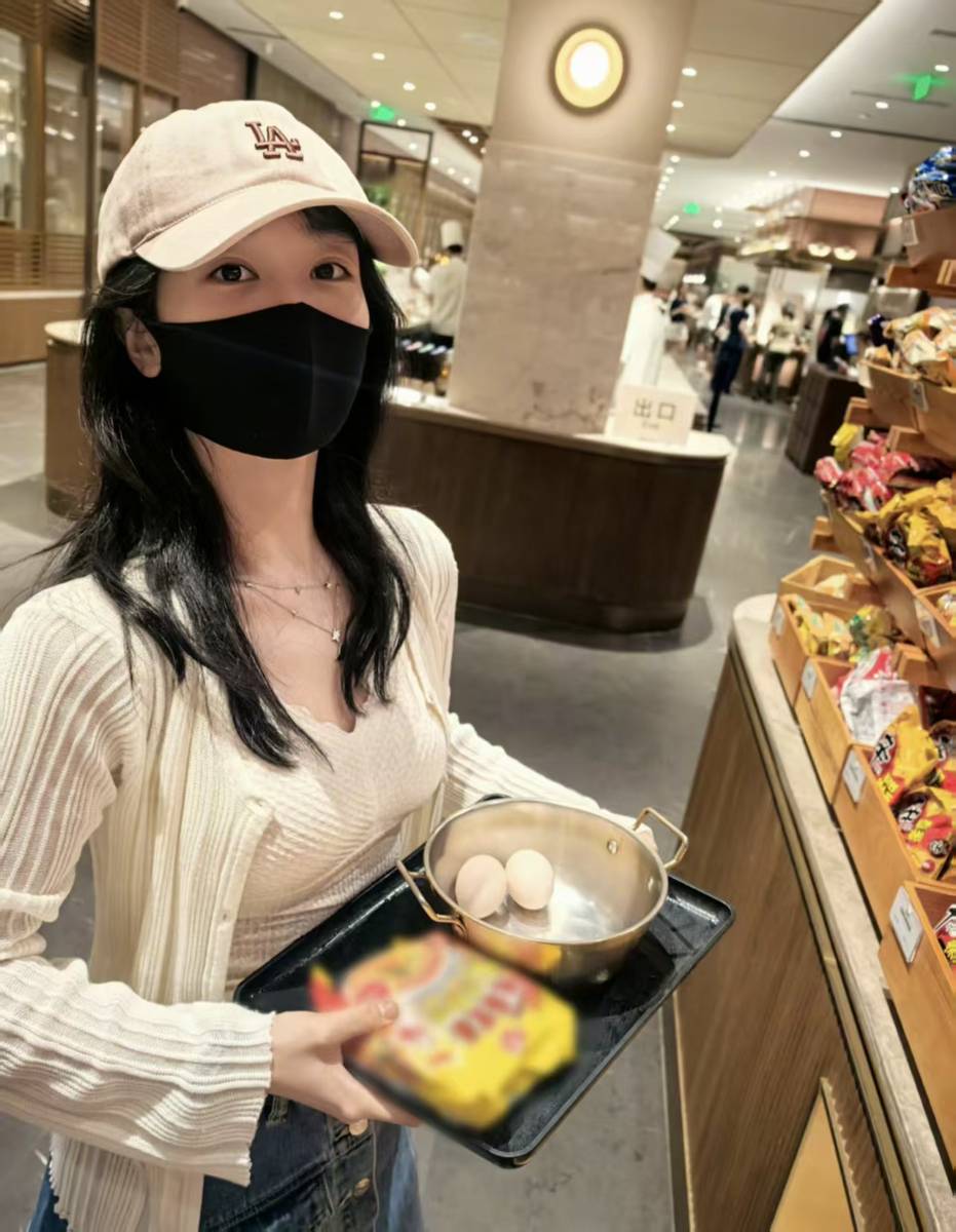 杨紫晒日常随拍逛吃看海 悠闲随性松弛又治愈