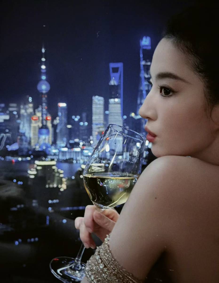 刘亦菲穿露肩长裙 微醺举杯慵懒贵气氛围感拉满