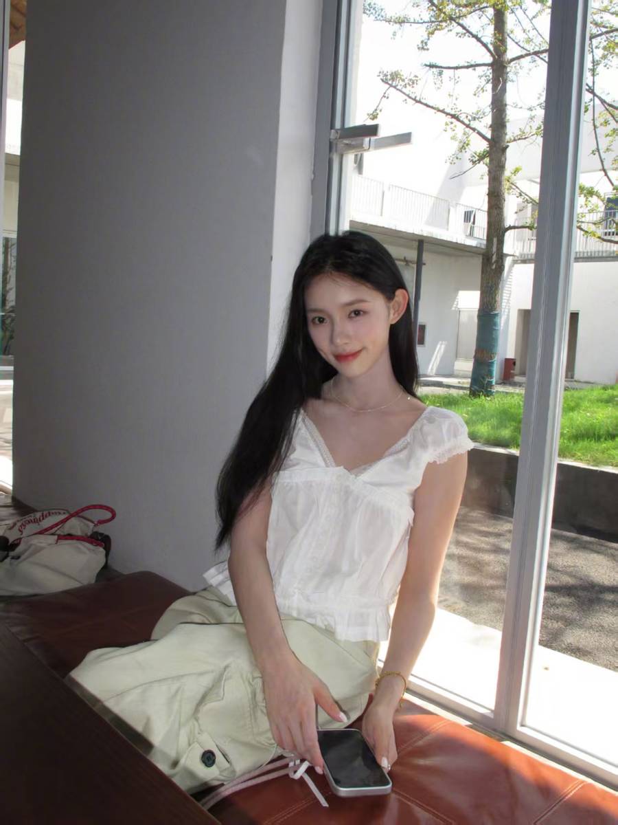 林允穿蕾丝花边衣搭工装裤 漫步绿野间清新又治愈