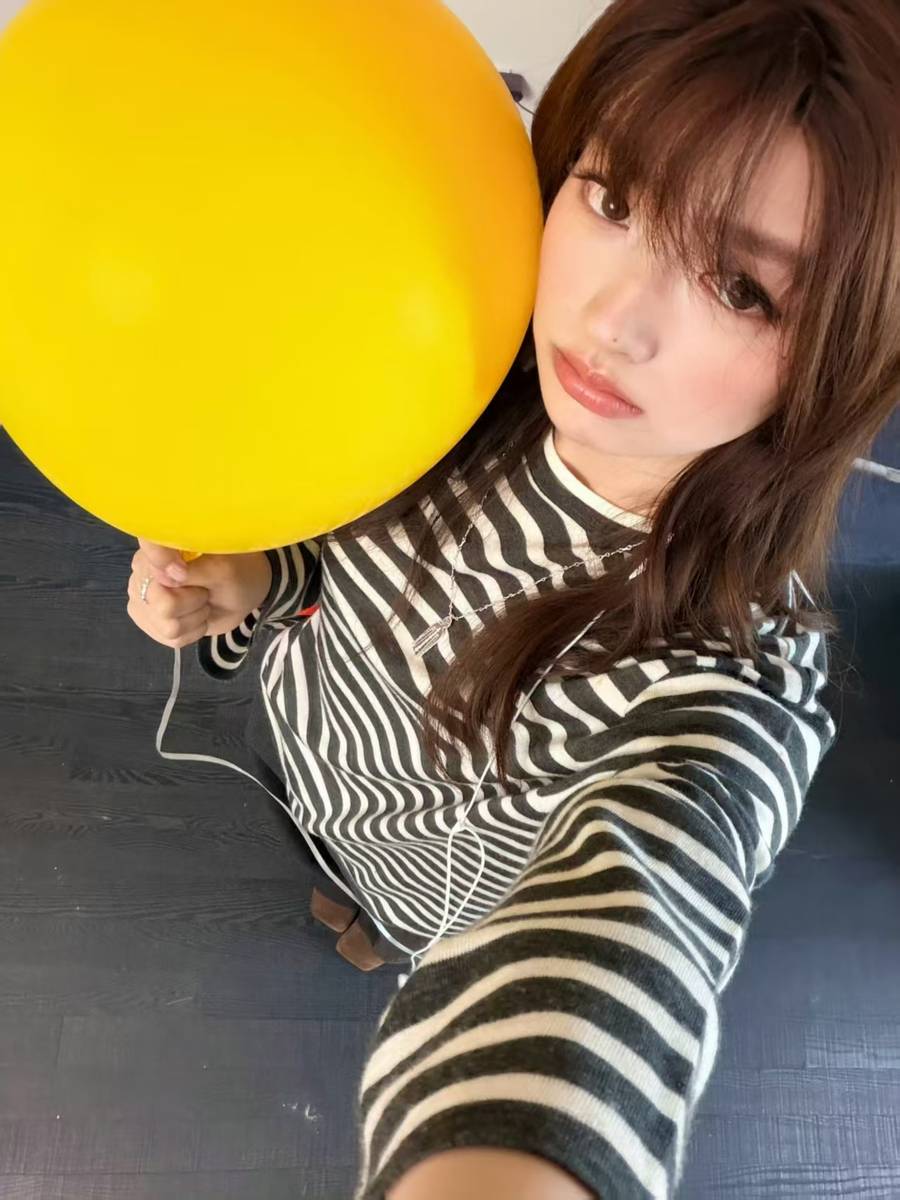 徐若晗穿条纹衫 齐刘海造型元气软萌少女感拉满
