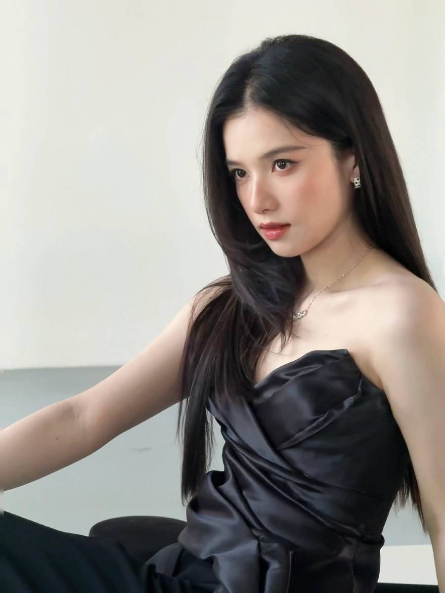 张婧仪穿抹胸戴礼帽 优雅大气尽显清冷矜贵氛围感