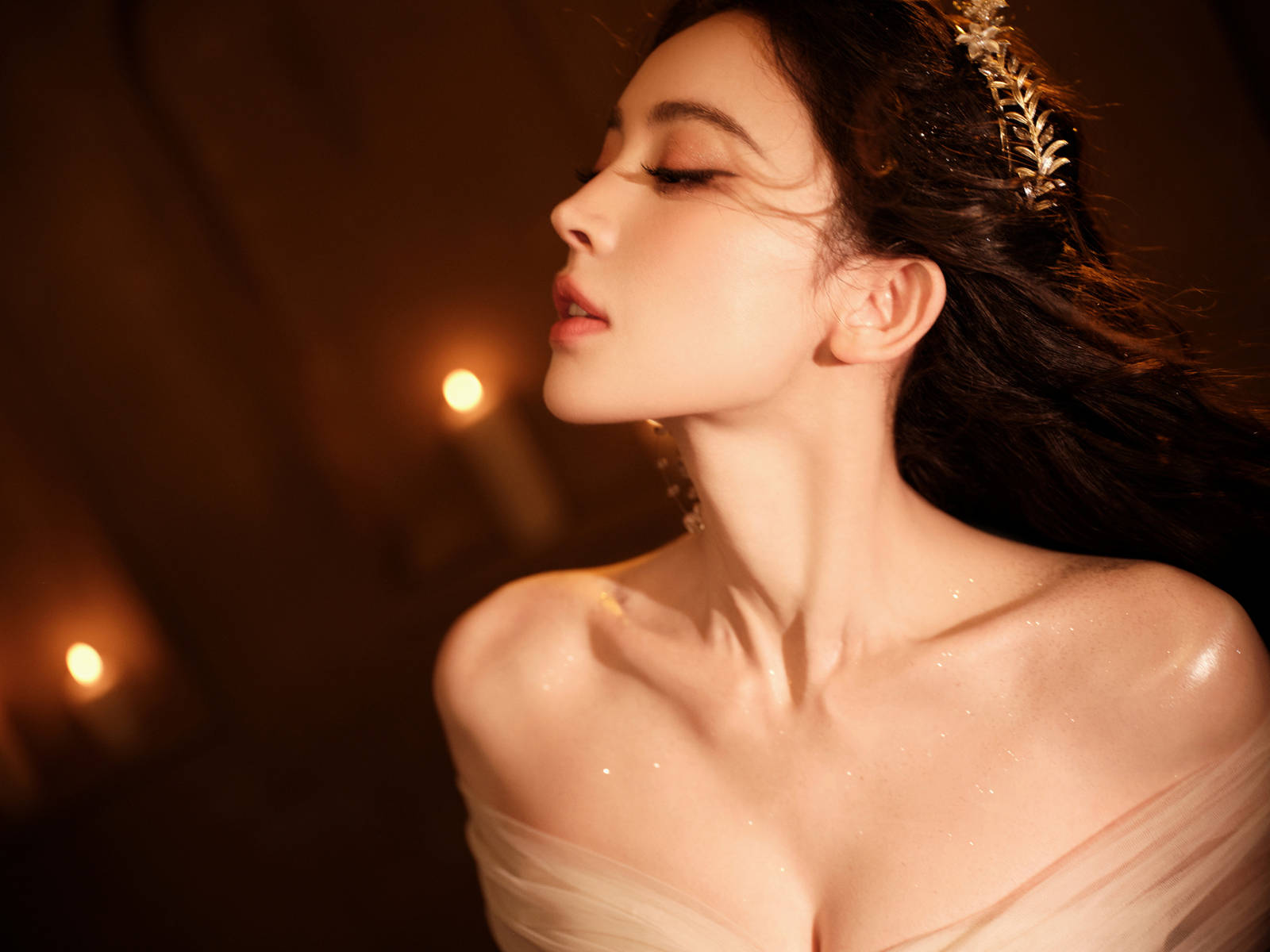 娜扎穿素色抹胸裙性感娟秀 大方秀好体魄超养眼
