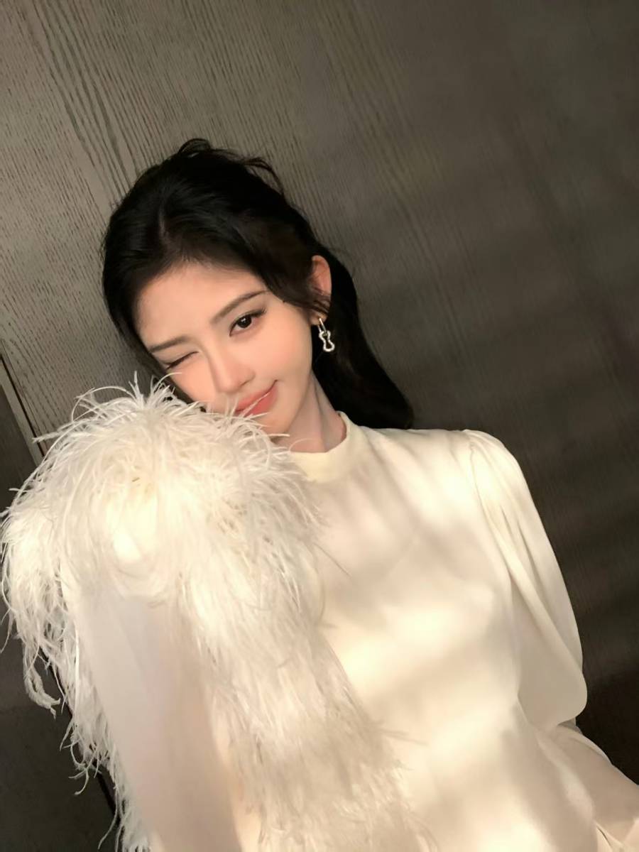 鞠婧祎穿羽毛上衣搭包臀短裙 慵懒贵气精细灵动
