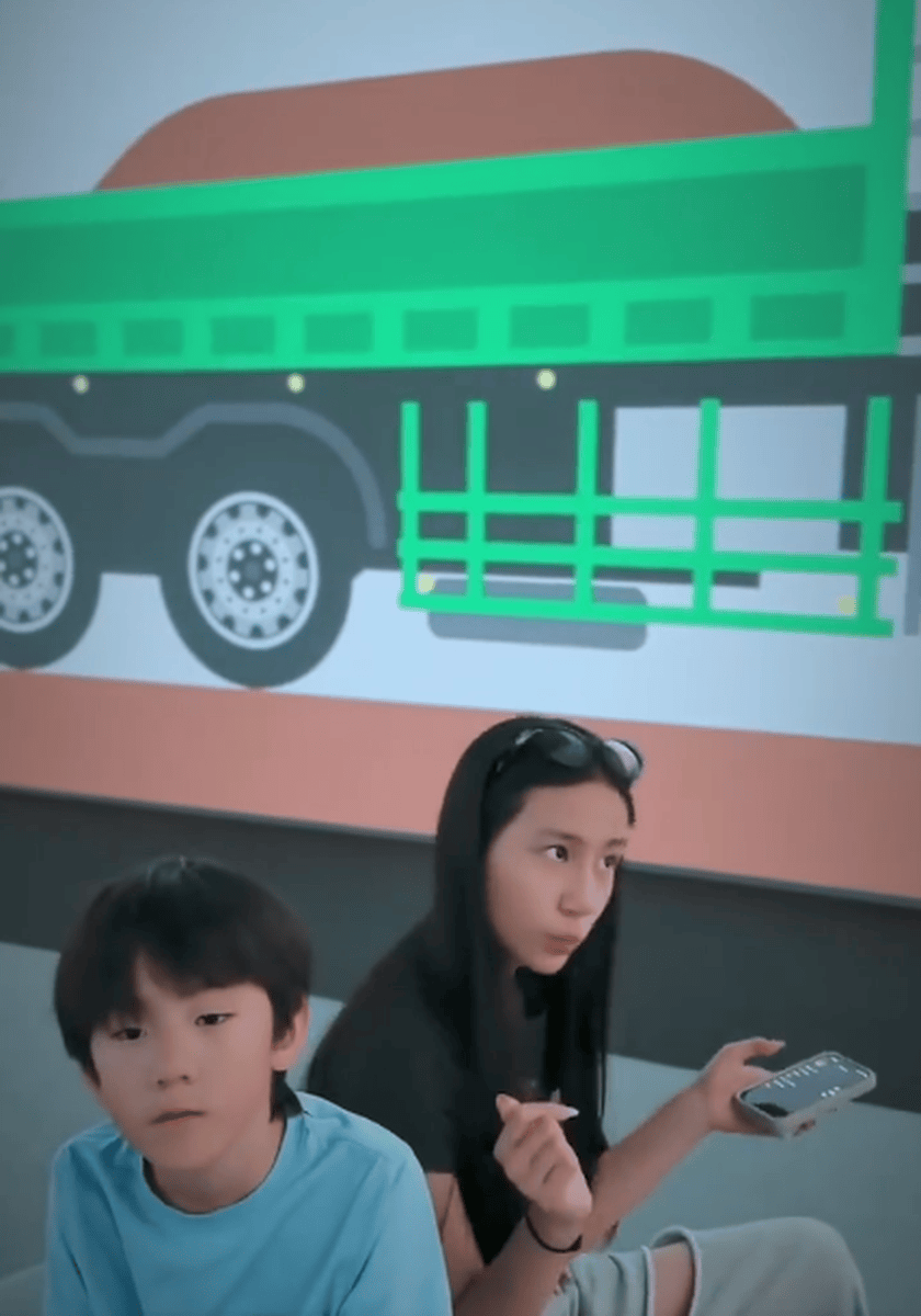 孙莉晒带娃出游vlog 二女儿气质清冷侧脸神似黄磊