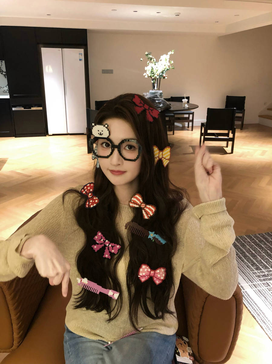 王玉雯戴蝴蝶结拼豆好可爱 秒变鬼马少女俏皮灵动