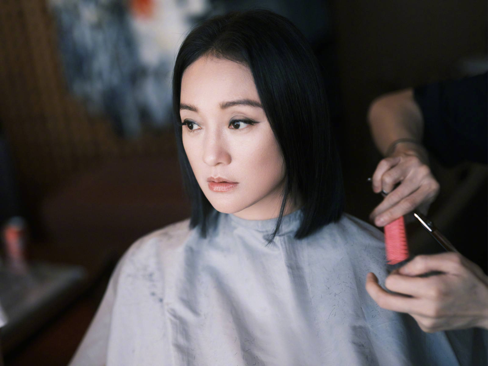 周迅穿彩线刺绣吊带裙 灵动又自带松弛故事感